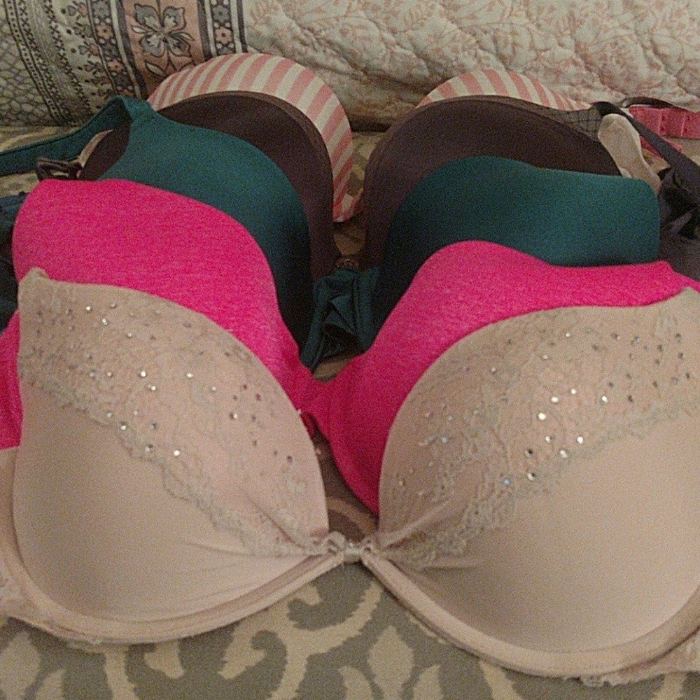 5 Victoria secret bras. All push up and 36B.